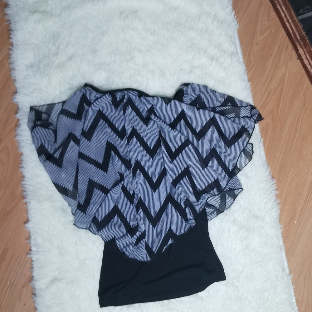 Open shoulder short - Picture 2 of 5